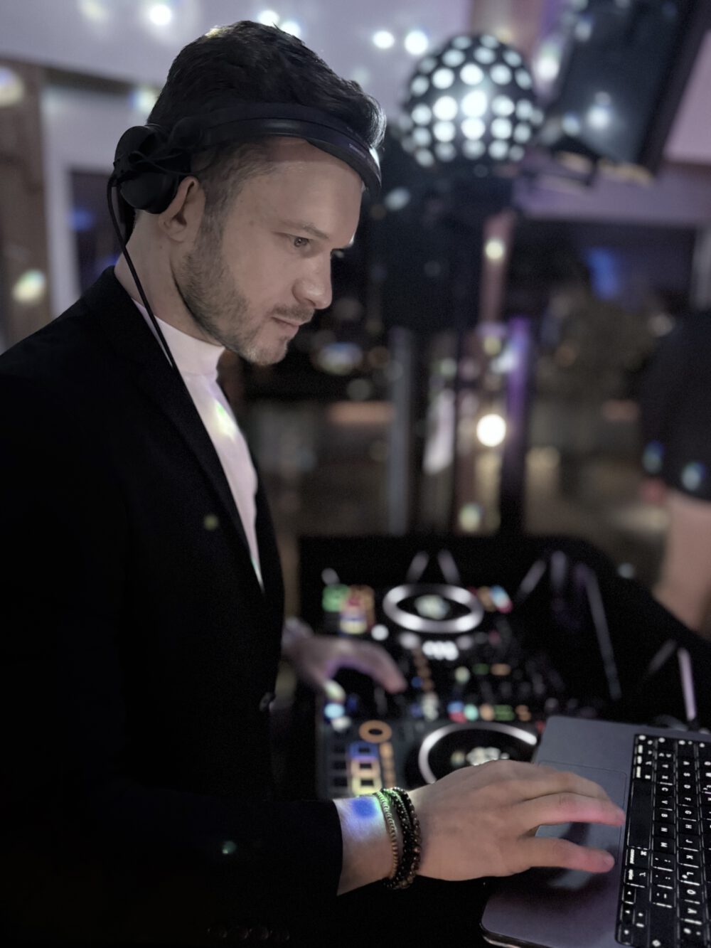 Hochzeits-DJ Andre Strack am DJ-Pult bei einer Hochzeit in Hattingen